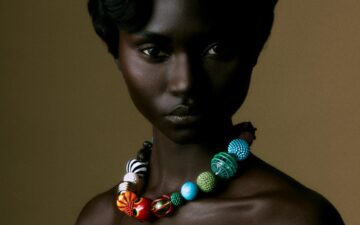 Alta joalheria encontra a botânica imaginária em nova coleção apresentada na SP-Arte