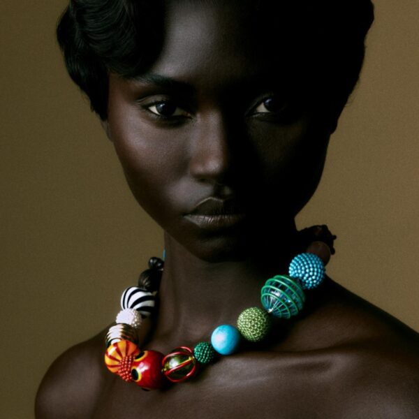 Alta joalheria encontra a botânica imaginária em nova coleção apresentada na SP-Arte