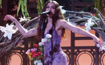 Anitta leva moda brasileira ao palco do Saturday Night Live com look da PatBO