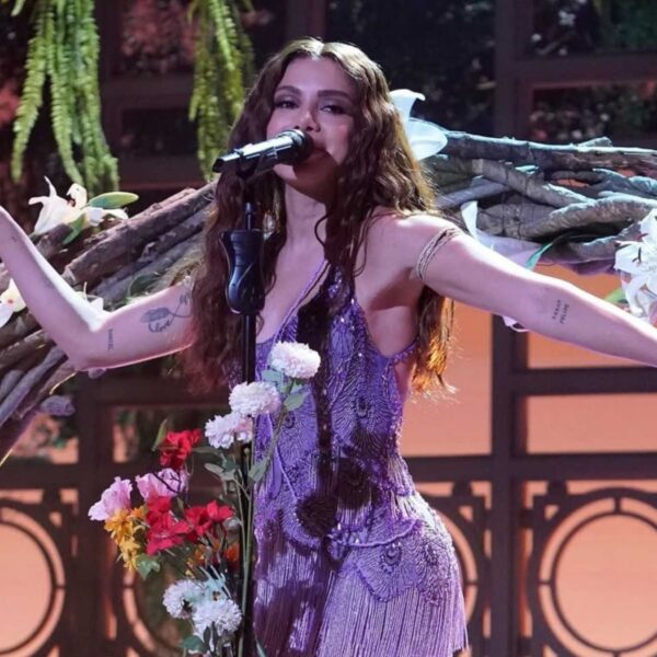 Anitta leva moda brasileira ao palco do Saturday Night Live com look da PatBO