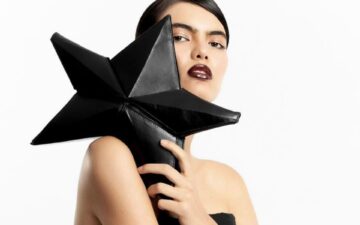 Fases da lua e grafismo inspiram nova coleção de bolsas statement