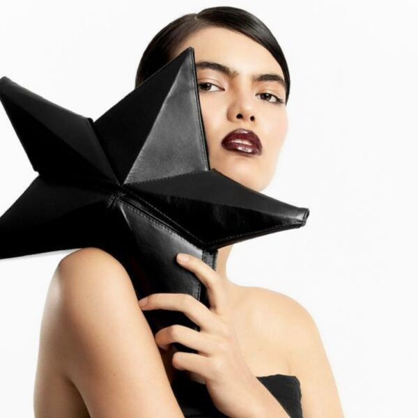 Fases da lua e grafismo inspiram nova coleção de bolsas statement