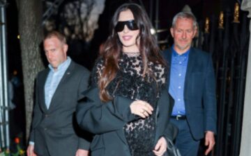 Anne Hathaway aposta em look da Calvin Klein Collection para evento de Mother Mary em Nova York