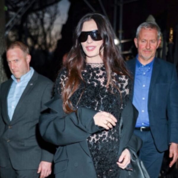 Anne Hathaway aposta em look da Calvin Klein Collection para evento de Mother Mary em Nova York