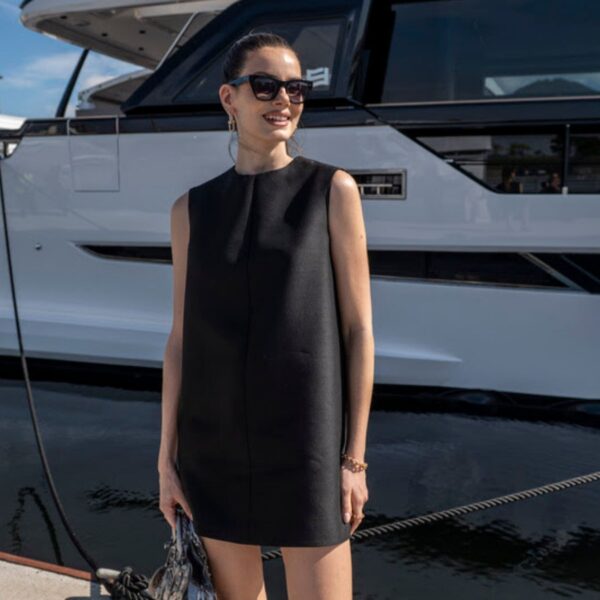 Camila Queiroz prestigia Rio Boat Show e participa de experiência exclusiva a bordo de iate de luxo