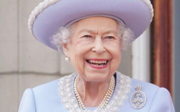 Rei Charles III visita a exposição ‘Queen Elizabeth II: Her Life in Style’ em Londres