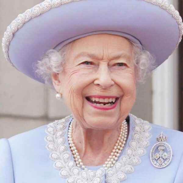 Rei Charles III visita a exposição ‘Queen Elizabeth II: Her Life in Style’ em Londres