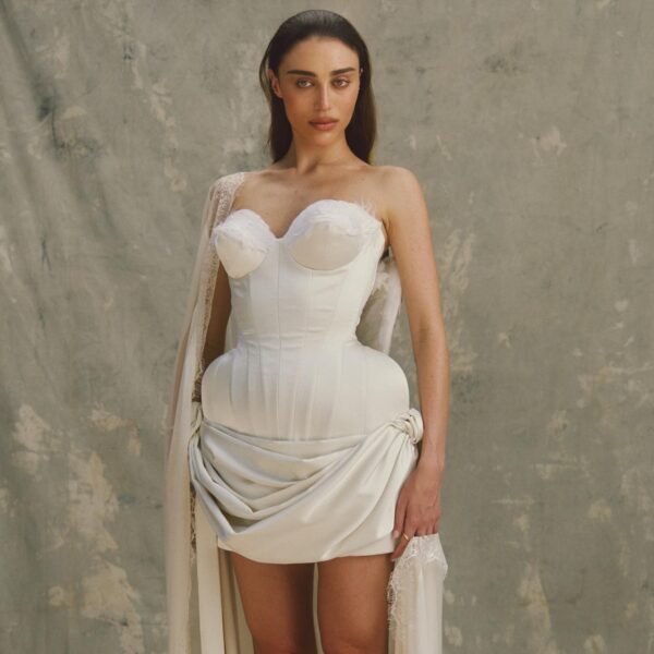 Entre plumas e simbolismo, Elisa Zarzur transforma chá bar em ensaio de estilo antes do altar