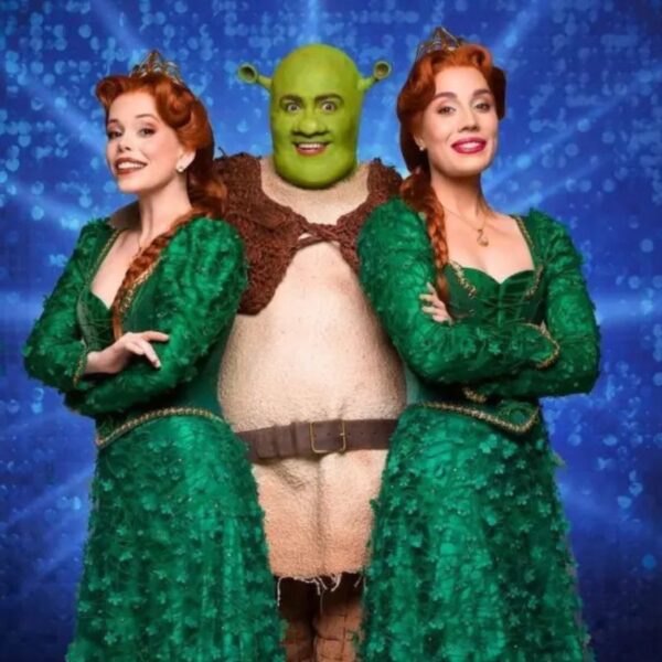 Tiago Abravanel detalha rotina intensa para viver ‘Shrek’ em musical em São Paulo