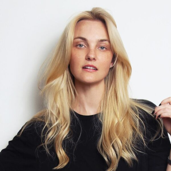 Carol Trentini abre première de “O Diabo Veste Prada 2” no Brasil