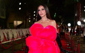 Sabrina Sato chama atenção com look volumoso em pré-estreia de “O Diabo Veste Prada 2”