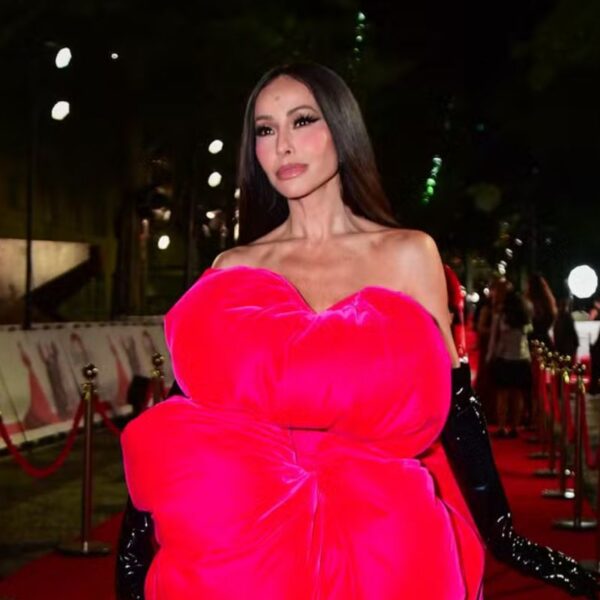 Sabrina Sato chama atenção com look volumoso em pré-estreia de “O Diabo Veste Prada 2”