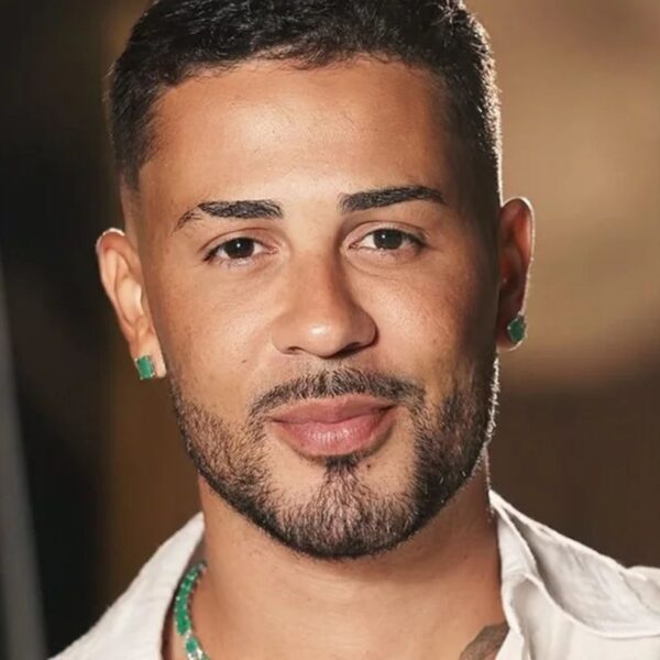 Carlinhos Maia aposta em naturalidade e reforça parceria com clínica de estética