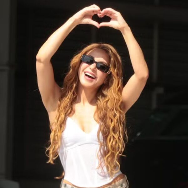 Primeiras imagens de Shakira no Brasil marcam chegada para megashow