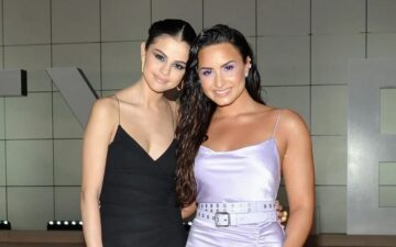 Selena Gomez acompanha estreia de turnê de Demi Lovato e se emociona com apresentação