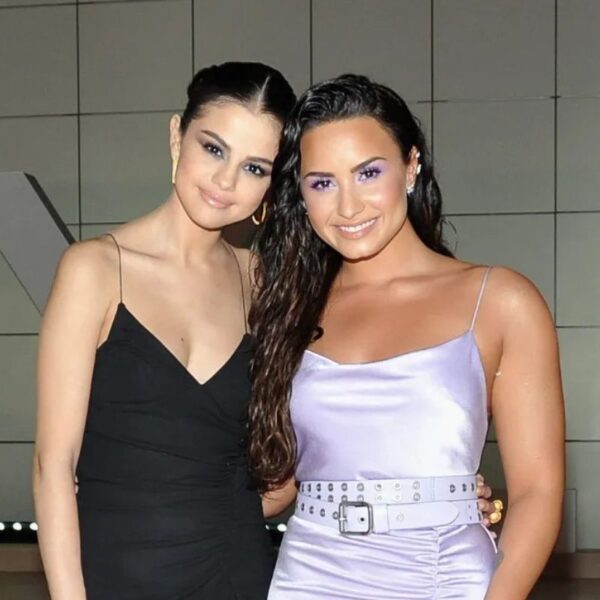 Selena Gomez acompanha estreia de turnê de Demi Lovato e se emociona com apresentação