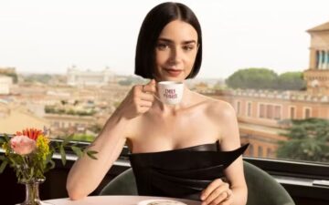 Lily Collins relembra romance vivido durante gravações de “Emily em Paris”