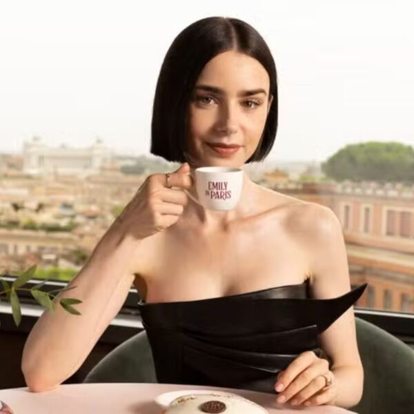 Lily Collins relembra romance vivido durante gravações de “Emily em Paris”