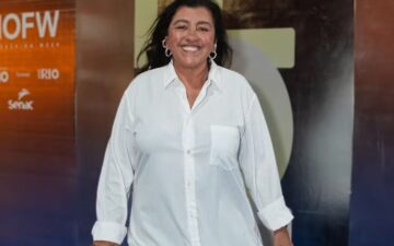 Regina Casé e celebridades acompanham desfiles no segundo dia do Rio Fashion Week