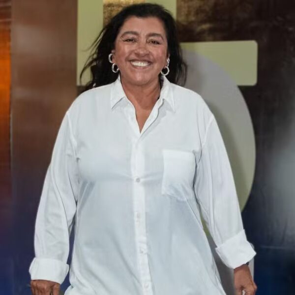 Regina Casé e celebridades acompanham desfiles no segundo dia do Rio Fashion Week