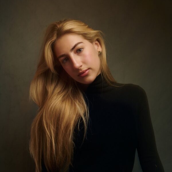 Luisa Bresser vive fase de transição e amplia sua atuação para além dos palcos