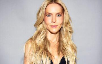 Monique Alfradique volta ao loiro e marca nova fase da carreira com projeto inédito