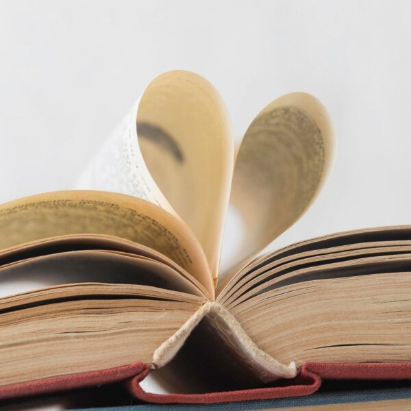 No Dia Mundial do Livro, líderes compartilham leituras que inspiram trajetórias e ampliam o olhar