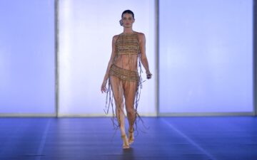 Trama do Tempo: Lenny Niemeyer celebra 35 anos em desfile icônico no Rio