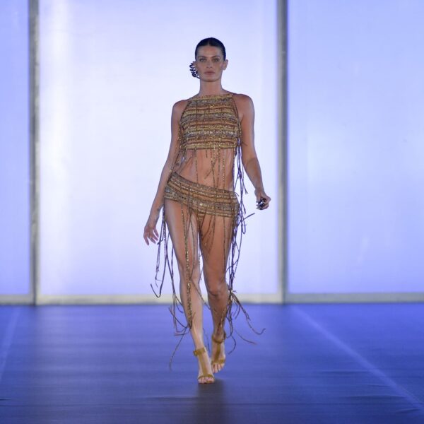 Trama do Tempo: Lenny Niemeyer celebra 35 anos em desfile icônico no Rio