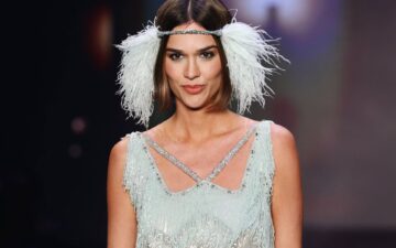 Theresa Fonseca estreia nas passarelas com visual inspirado em sua personagem na TV