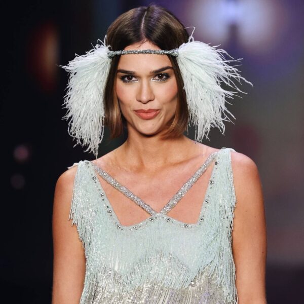 Theresa Fonseca estreia nas passarelas com visual inspirado em sua personagem na TV