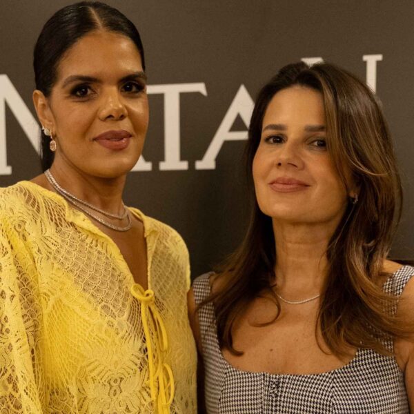 Jantar intimista reúne convidados em torno da alta joalheria