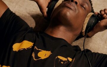 Paulinho da Costa ganha homenagem em collab entre Johnnie Walker e LAB77