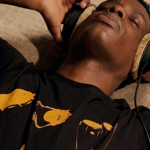 Paulinho da Costa ganha homenagem em collab entre Johnnie Walker e LAB77