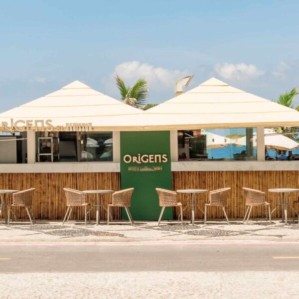 Entre mar, gastronomia e sunsets: novo beach lounge movimenta a orla da Barra da Tijuca
