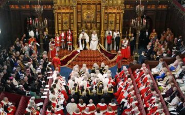 Rei Charles III e rainha Camilla participam da abertura oficial do Parlamento britânico em Londres