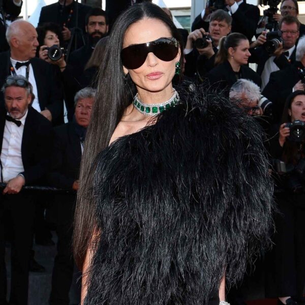 Demi Moore e Sebastian Stan cruzam tapete vermelho de Cannes