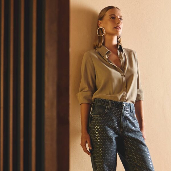 Dia do Jeans: shapes oversized e aplicações atualizam o jeans para a temporada