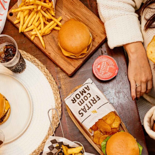 De smash burgers a receitas na brasa, onde celebrar a data em São Paulo