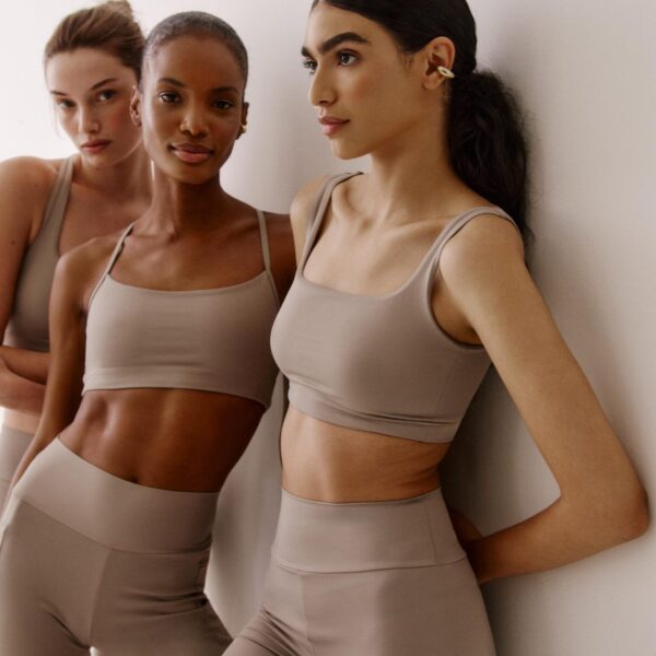 Nova marca brasileira aposta em conforto contínuo e visual minimalista para redefinir o athleisure