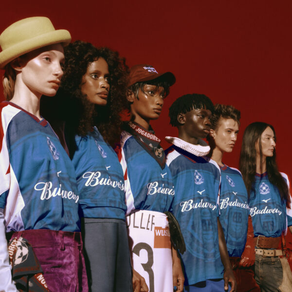 Futebol de botão inspira coleção com estética retrô e referências ao sportswear vintage