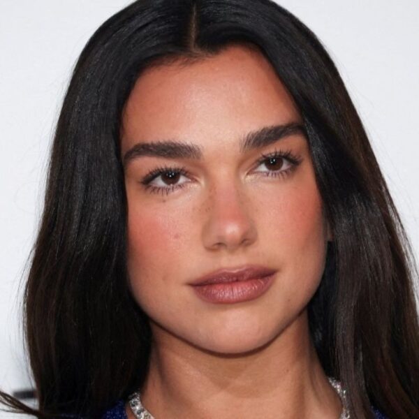 Dua Lipa move ação milionária contra Samsung por uso não autorizado de imagem