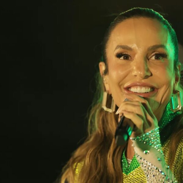 Ivete Sangalo faz apresentação com estrelas da seleção de 2002