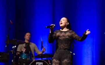 Neta de Elis Regina, Rafa Mariano, sobe ao palco pela primeira vez em São Paulo