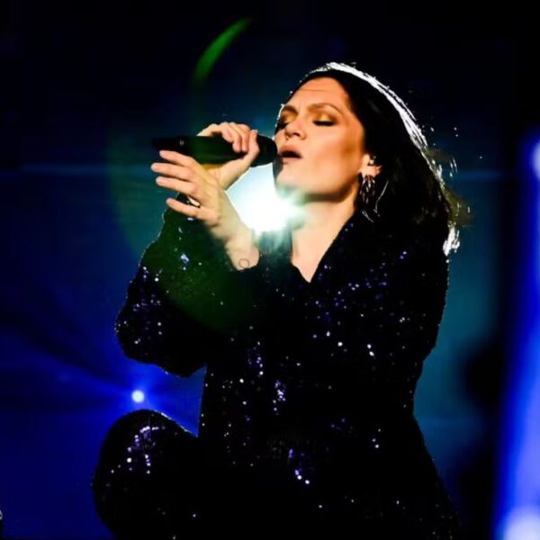 Cantora Jessie J celebra nova fase após batalha contra câncer de mama