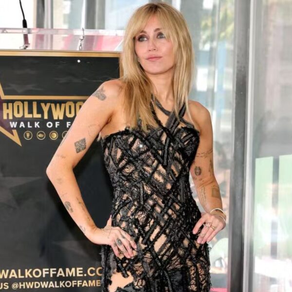 Miley Cyrus recebe estrela na Calçada da Fama