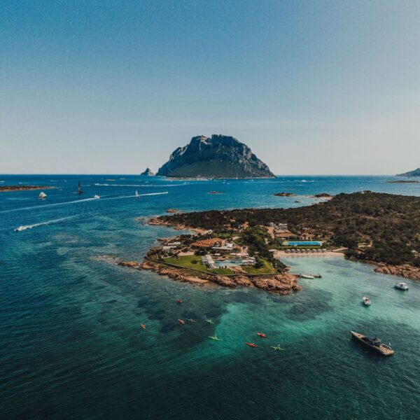 Hospitalidade de luxo ganha experiência integrada entre hotel, iates e Mediterrâneo na Sardenha