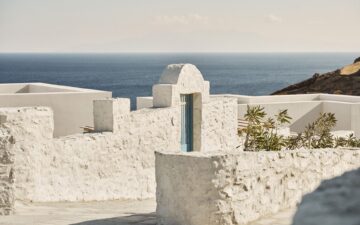 Novo refúgio de luxo em Mykonos aposta em experiência entre falésias e o Mar Egeu