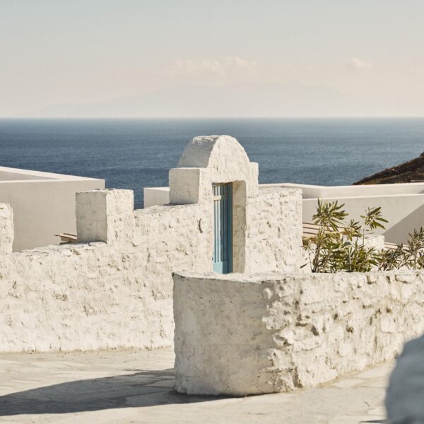 Novo refúgio de luxo em Mykonos aposta em experiência entre falésias e o Mar Egeu