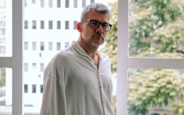 Jay Boggo leva esculturas e mobiliários em pedra natural para o Roca São Paulo Gallery